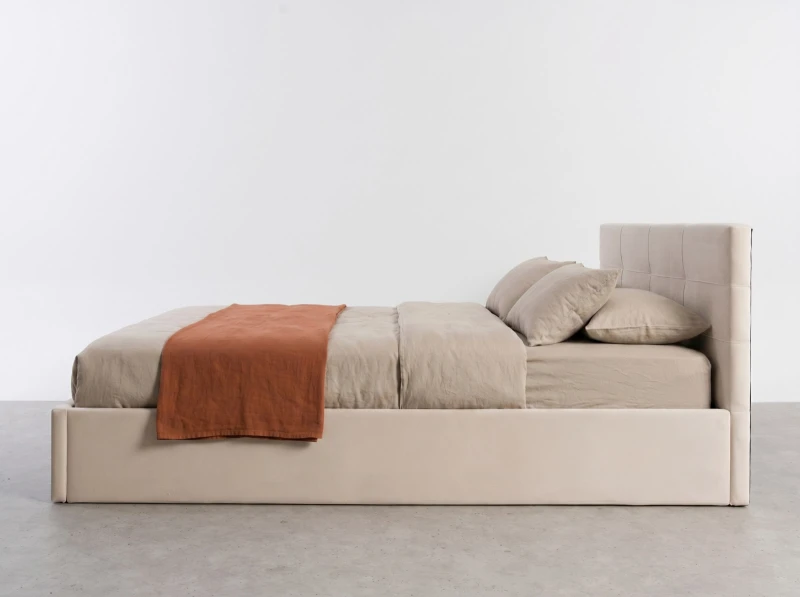 Čalúnená posteľ s úložným priestorom 140×200 cm Tilo Velvet – Béžová