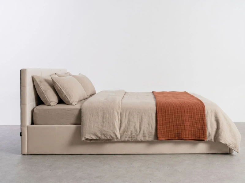 Čalúnená posteľ s úložným priestorom 180×200 cm Tilo Velvet – Béžová