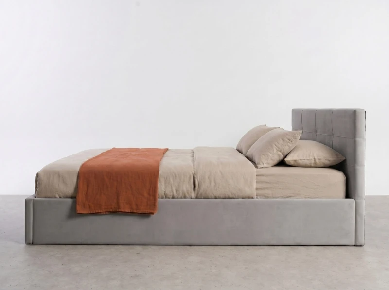 Čalúnená posteľ s úložným priestorom 140×200 cm Tilo Velvet – Šedá