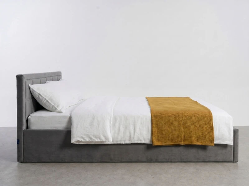 Čalúnená posteľ s úložným priestorom 180×200 cm Rema Velvet – Grafitová