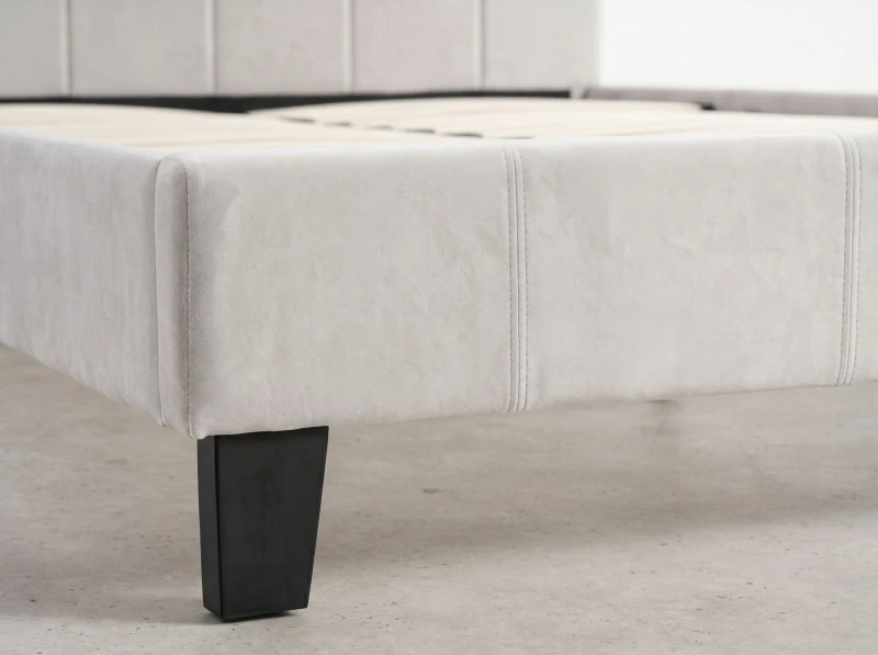 Čalúnená posteľ 180×200 cm Sumi Velvet – Šedá